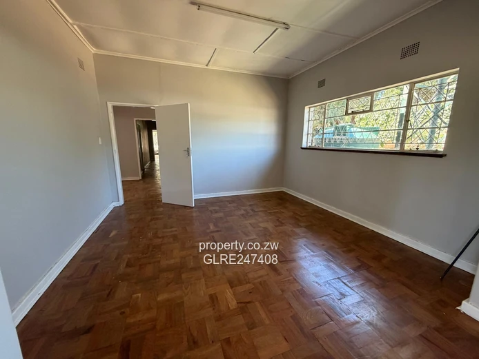 Spacious 450m² Office on 600m² with Borehole — Milton Park