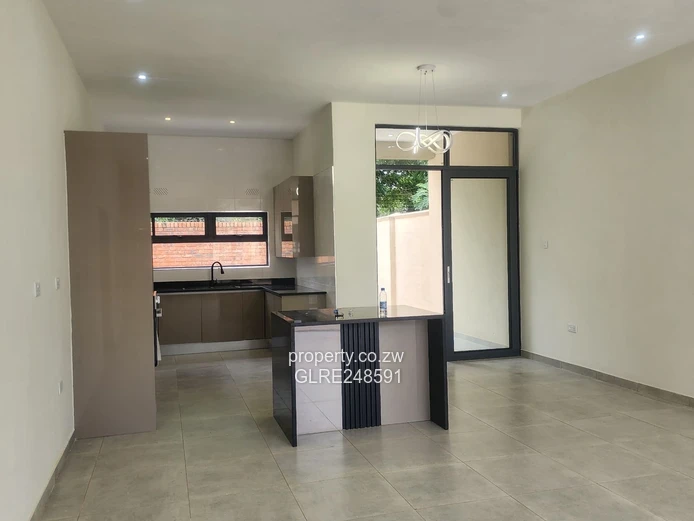 Modern 3-Bed Vainona Apartment — Fitted Kitchen & Solar