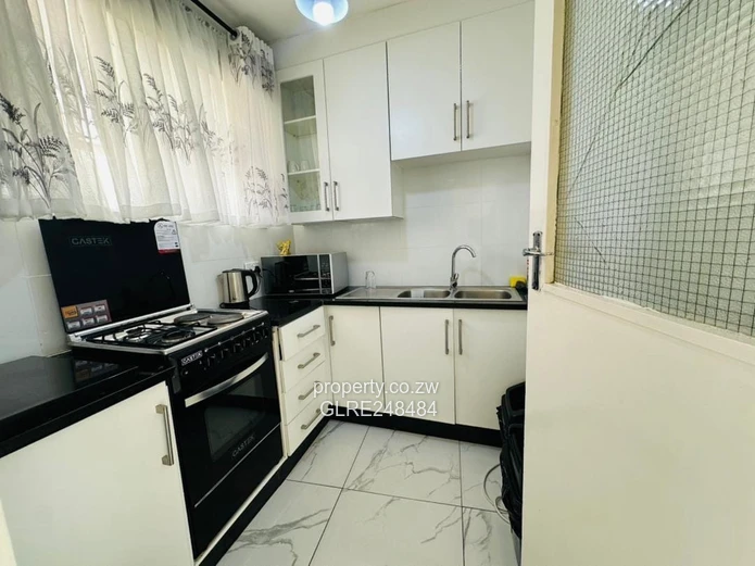 Sunlit 2-Bed Avenues Flat with Verandah & Solar
