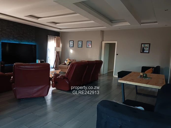 Sunny 3-Bed Bluff Hill Flat — Borehole, Garden & Parking