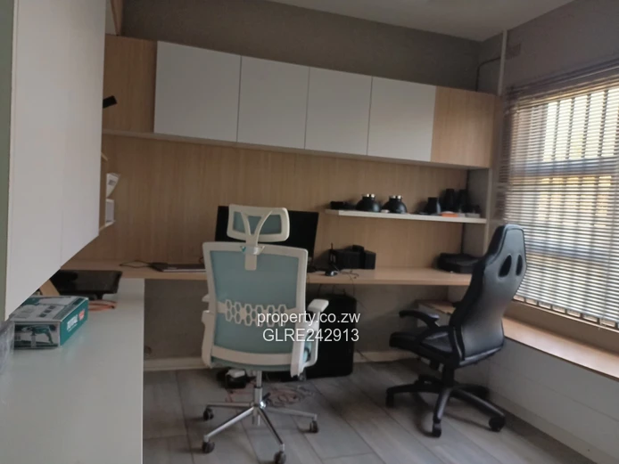 Sunny 3-Bed Bluff Hill Flat — Borehole, Garden & Parking