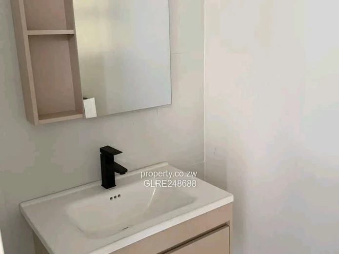 Modern 2-Bed Townhouse with Pool & Borehole — Strathaven