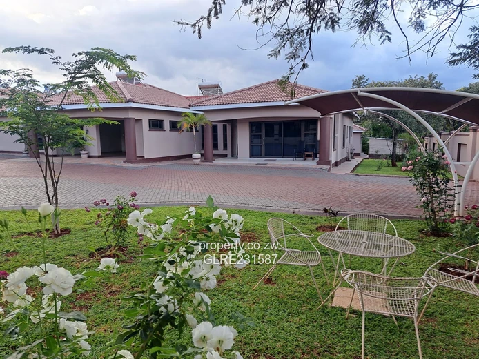 Prime Rental Opportunity,Fully Furnished  in Gletwin: 6-Bed Main House +  2-Bed Cottage
