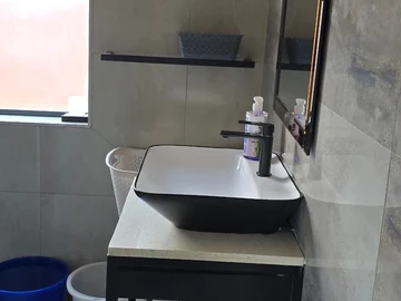 2 Bedroom Flat & Apartment