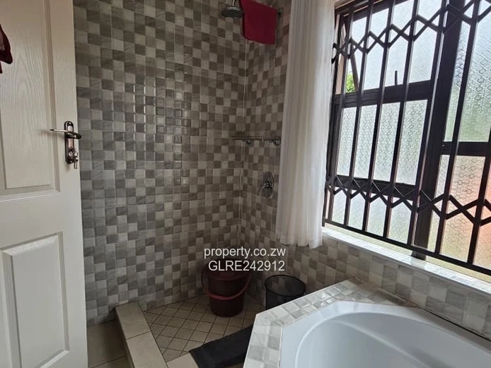 4-Bed Home with Large Paved Drive, Garden & Borehole - Sandton Park