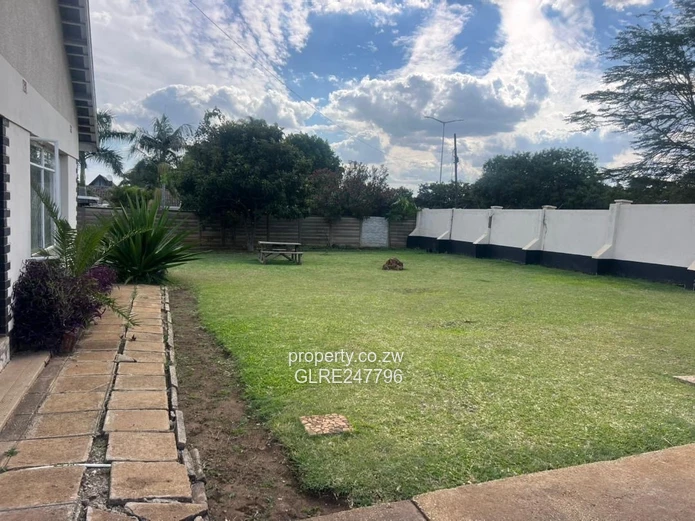 Eastlea 4-Bed Bungalow on 1700m² with Borehole & Lawn