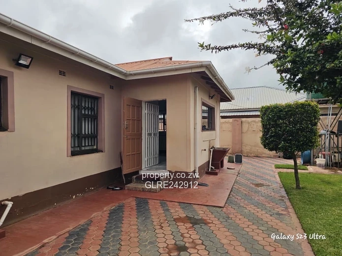 4-Bed Home with Large Paved Drive, Garden & Borehole - Sandton Park