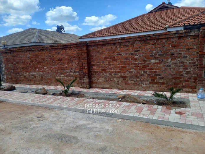 Madokero: 3-Bed Home with Borehole & Paved Driveway