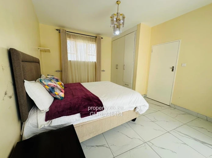Sunlit 2-Bed Avenues Flat with Verandah & Solar