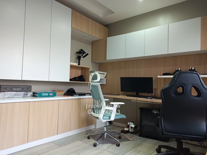 Sunny 3-Bed Bluff Hill Flat — Borehole, Garden & Parking