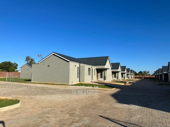 Spacious Glass-Front 3-Bed Townhouse in Bluff Hill - Borehole