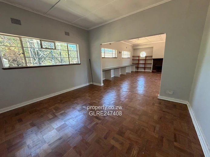 Spacious 450m² Office on 600m² with Borehole — Milton Park