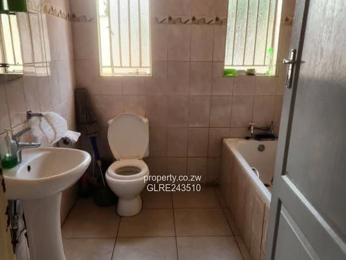 Marlborough 5-Bed Home with Spacious Garden & Borehole