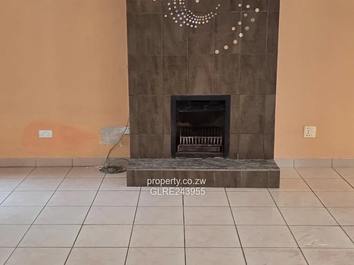 Milton Park: Spacious 3-Bed Home, Tiled Living & Borehole