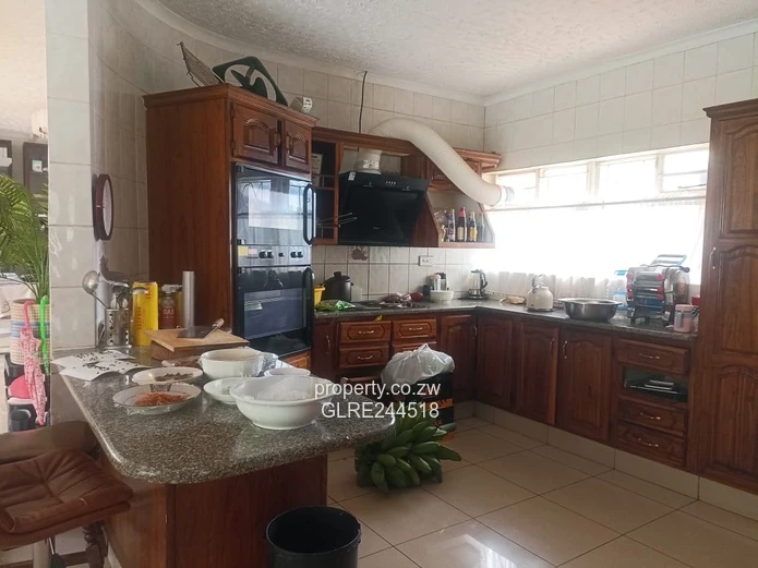 Mount Pleasant: 5-Bed on 3900m² with Borehole & Solar