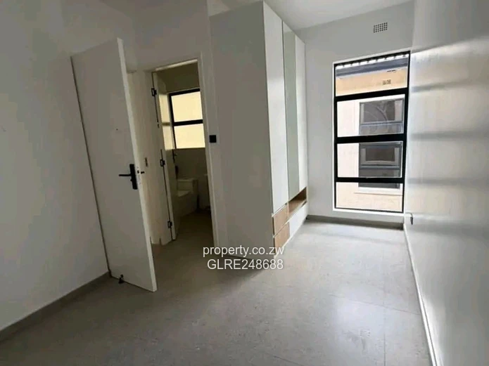 Modern 2-Bed Townhouse with Pool & Borehole — Strathaven