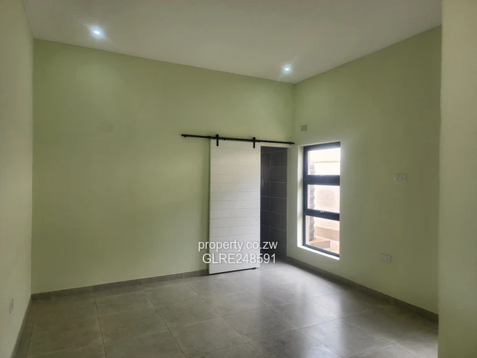 Modern 3-Bed Vainona Apartment — Fitted Kitchen & Solar