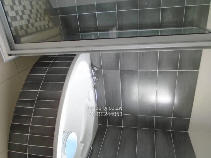 Modern 4-Bed Arlington Home with Double Garage & Borehole