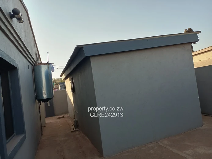 Sunny 3-Bed Bluff Hill Flat — Borehole, Garden & Parking