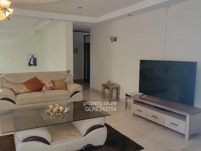 Elegant 6-Bed Pomona Home on 1900 m2 with Borehole