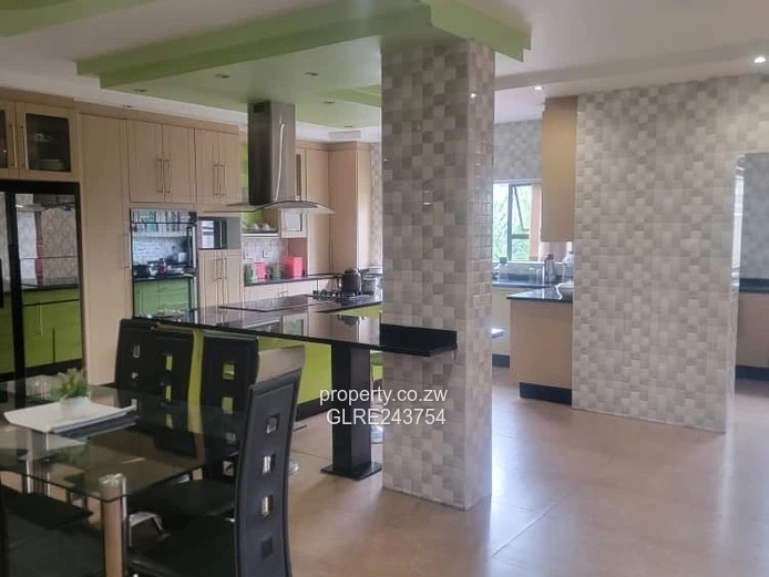 Elegant 6-Bed Pomona Home on 1900 m2 with Borehole