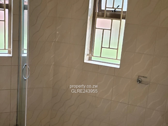 Milton Park: Spacious 3-Bed Home, Tiled Living & Borehole