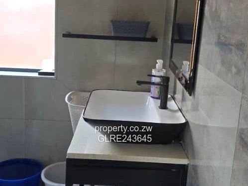 Open-Plan 2-Bed Flat Ashdown Park — Borehole & Yard