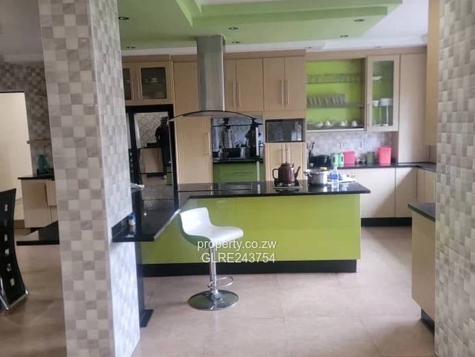 Elegant 6-Bed Pomona Home on 1900 m2 with Borehole