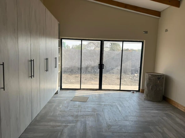 4 Bedroom Flat & Apartment