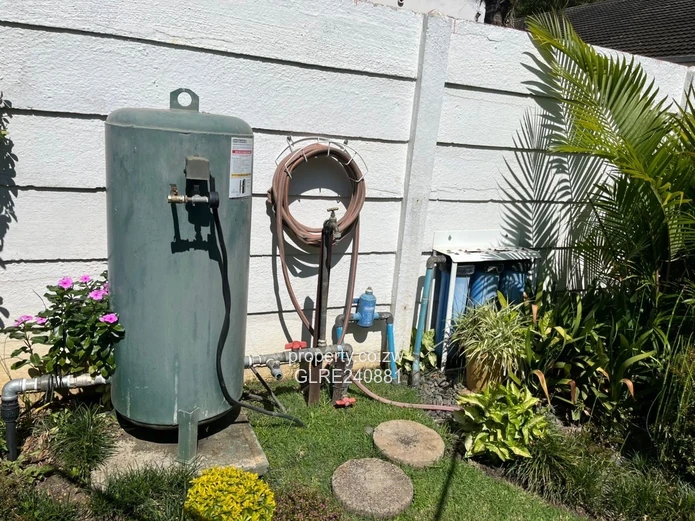 Spacious 3-Bed Avondale Flat — Fireplace, Borehole, Garage