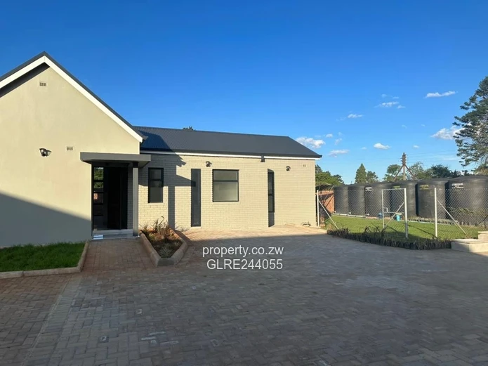 Modern 3-Bed Bluff Hill Home — Borehole & High Ceilings