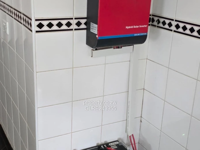 Milton Park: Spacious 3-Bed Home, Tiled Living & Borehole