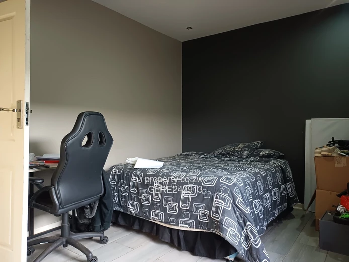 Sunny 3-Bed Bluff Hill Flat — Borehole, Garden & Parking