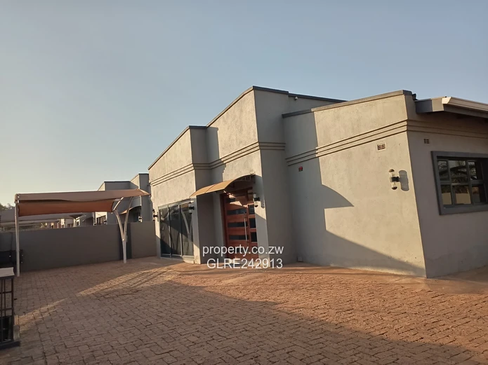 Sunny 3-Bed Bluff Hill Flat — Borehole, Garden & Parking