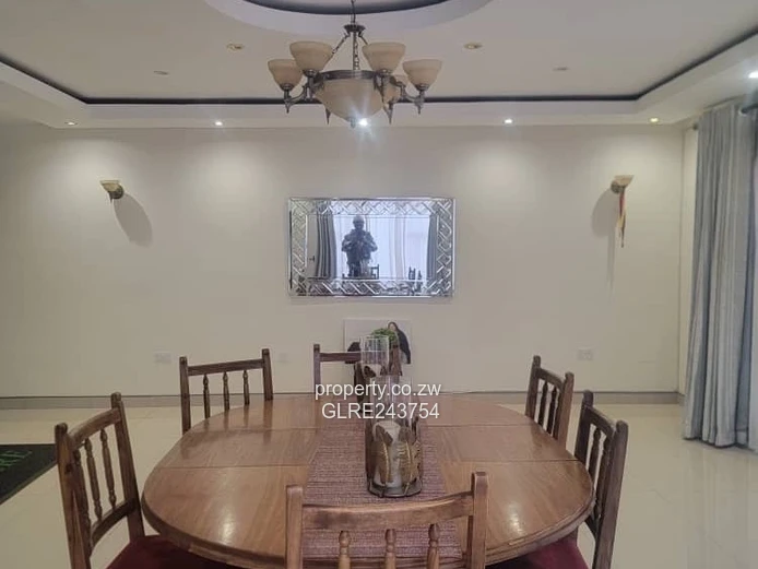 Elegant 6-Bed Pomona Home on 1900 m2 with Borehole