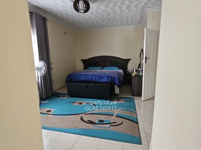 4-Bed Home with Large Paved Drive, Garden & Borehole - Sandton Park