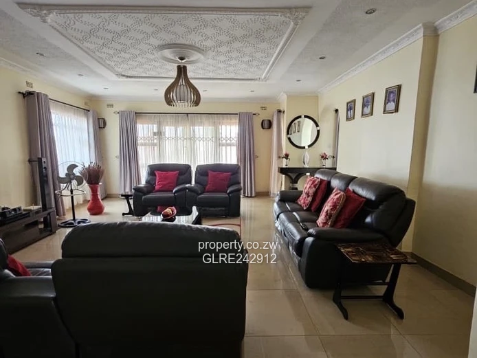 4-Bed Home with Large Paved Drive, Garden & Borehole - Sandton Park