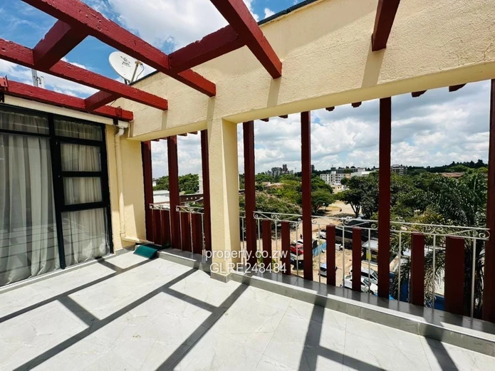 Sunlit 2-Bed Avenues Flat with Verandah & Solar