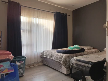3 Bedroom Flat & Apartment