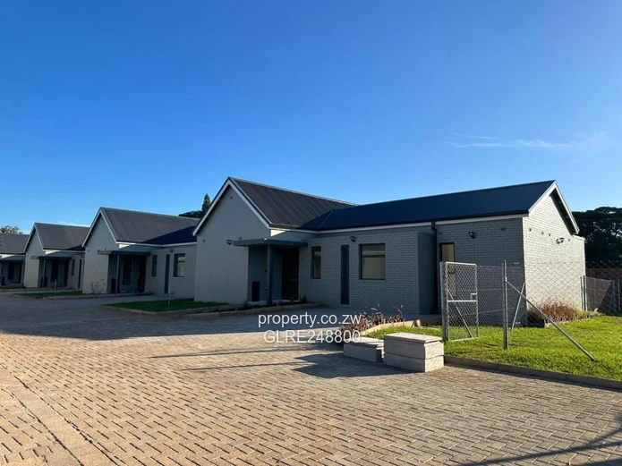 Spacious Glass-Front 3-Bed Townhouse in Bluff Hill - Borehole