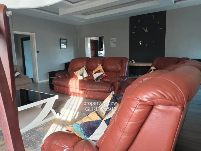 Sunny 3-Bed Bluff Hill Flat — Borehole, Garden & Parking