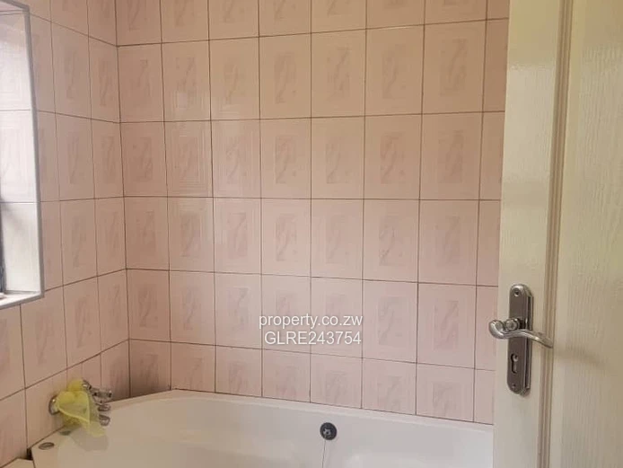 Elegant 6-Bed Pomona Home on 1900 m2 with Borehole