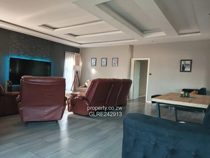 Sunny 3-Bed Bluff Hill Flat — Borehole, Garden & Parking