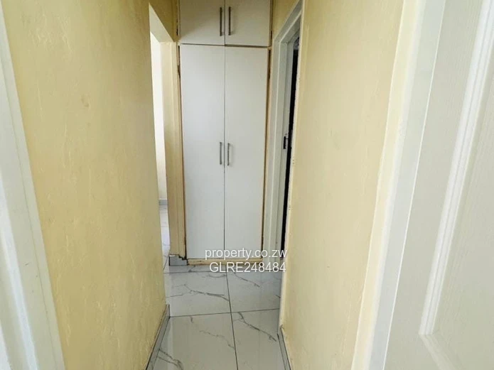 Sunlit 2-Bed Avenues Flat with Verandah & Solar