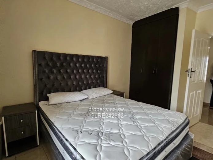 4-Bed Home with Large Paved Drive, Garden & Borehole - Sandton Park