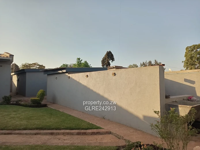 Sunny 3-Bed Bluff Hill Flat — Borehole, Garden & Parking