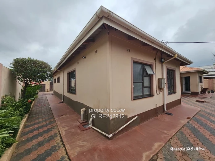 4-Bed Home with Large Paved Drive, Garden & Borehole - Sandton Park