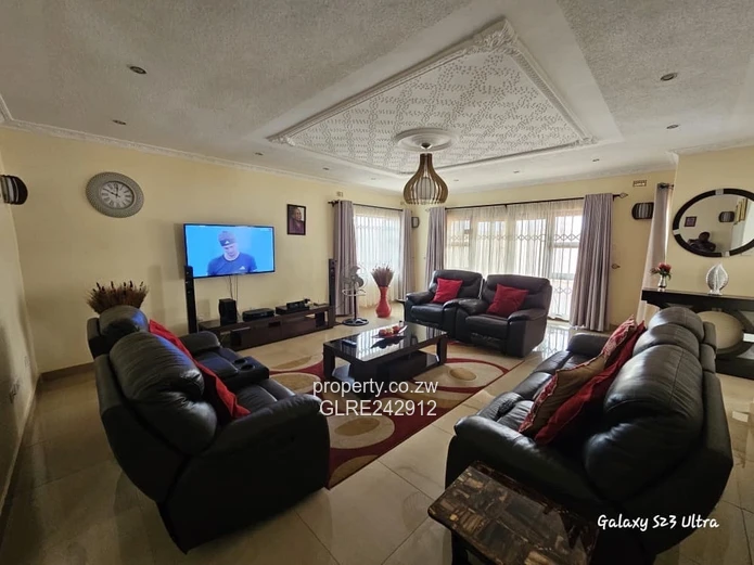 4-Bed Home with Large Paved Drive, Garden & Borehole - Sandton Park