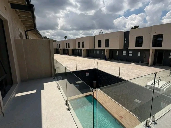 2 Bedroom Flat & Apartment